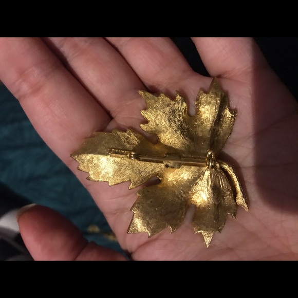 Vintage Goldtone Leaf Brooch signed Mamselle. - Picture 2 of 3